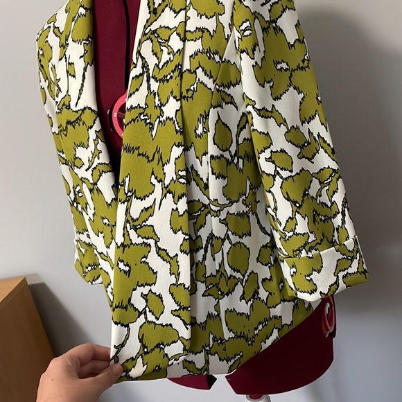 Green and white patterned blazer - Picture 2 of 8